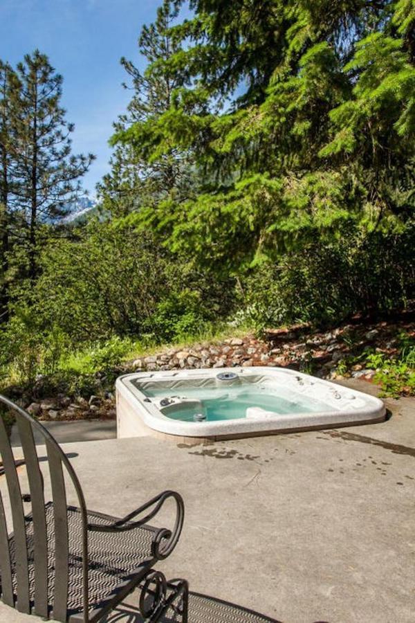 Snowgrass Lodge - River, Mountain Views & Hot Tub Leavenworth Esterno foto
